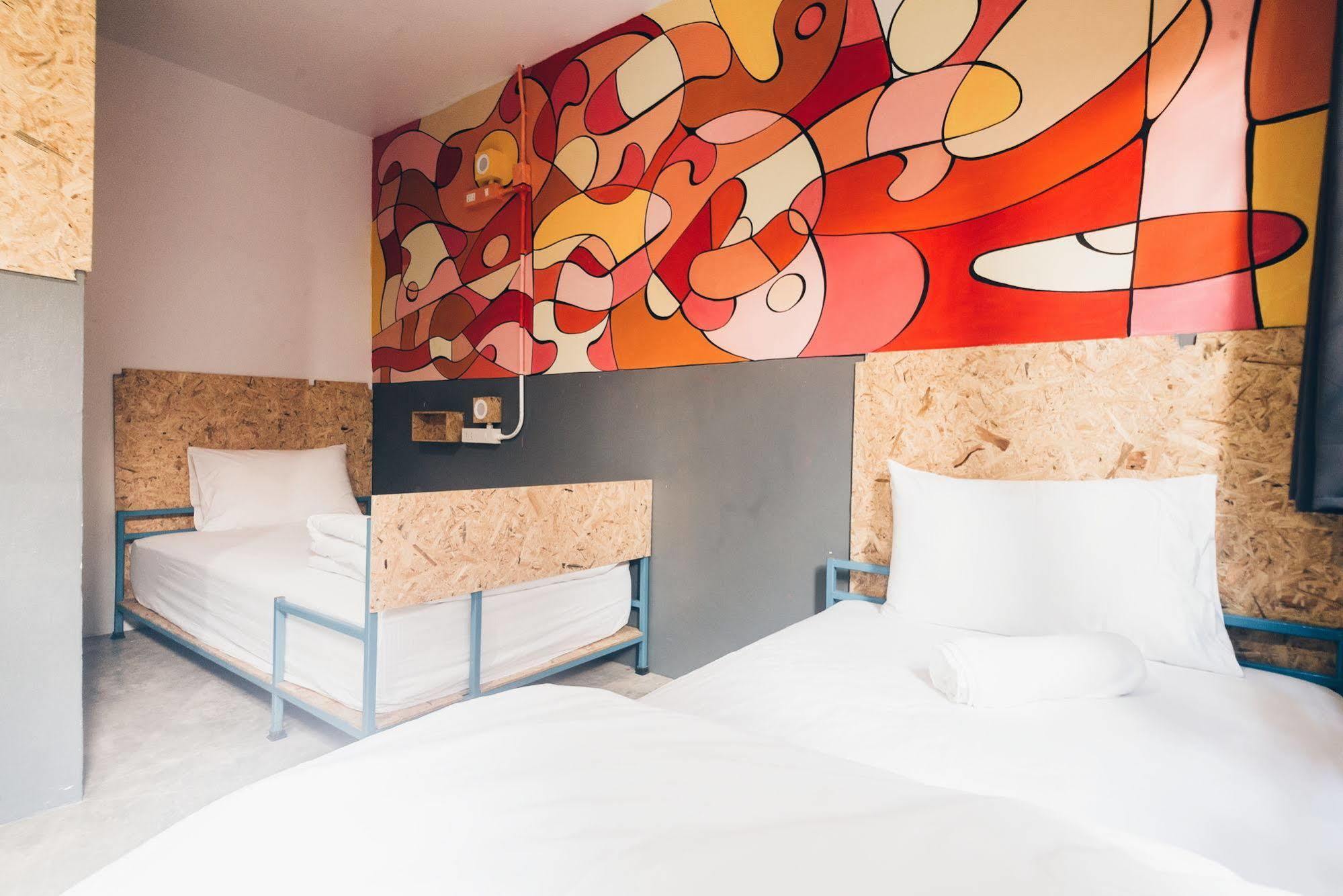 BED Hostel Phuket Buitenkant foto